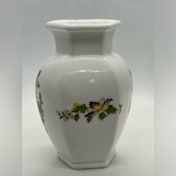 Ainsley Mini Vase Made in England - Picture 5 of 8